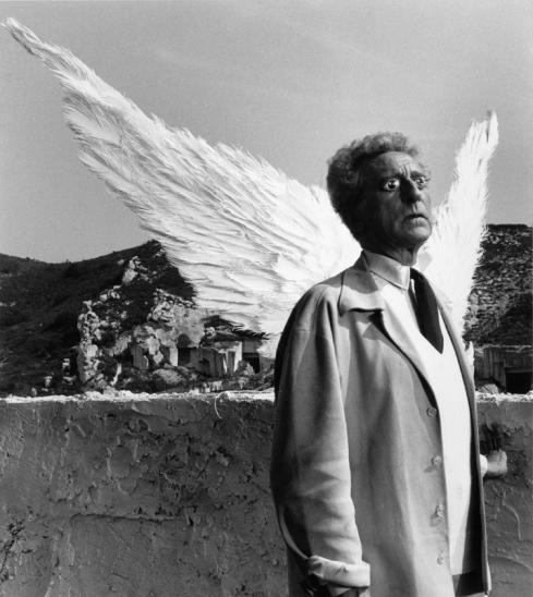 Lucien Clergue
Jean Cocteau durant la scene avec le sphinx. Les Baux 
© Lucien Clergue 2011